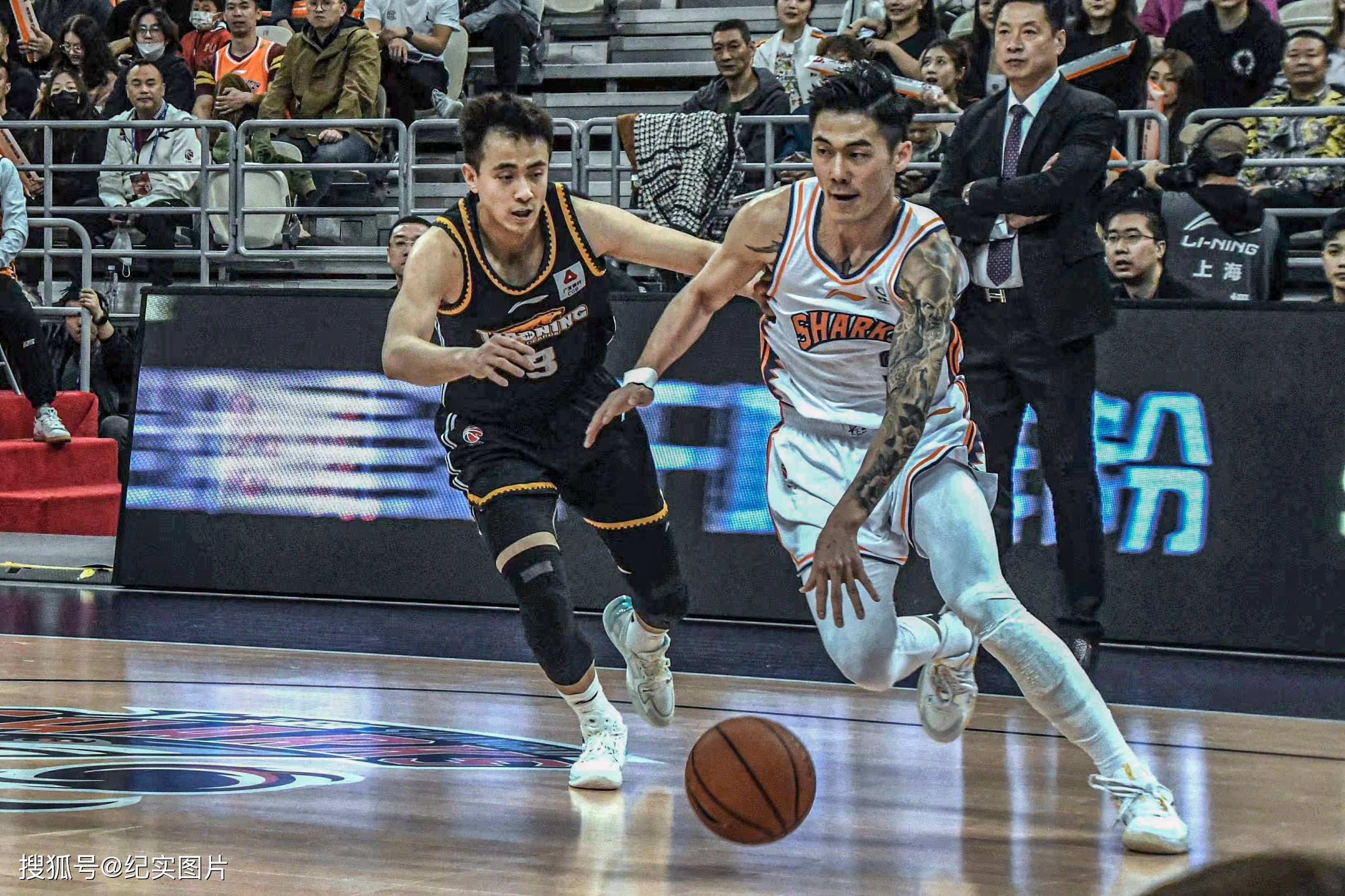 加时末段上海海港复出首秀——CBA常规赛节点到来，气氛紧张，赛程密集仍需轮换